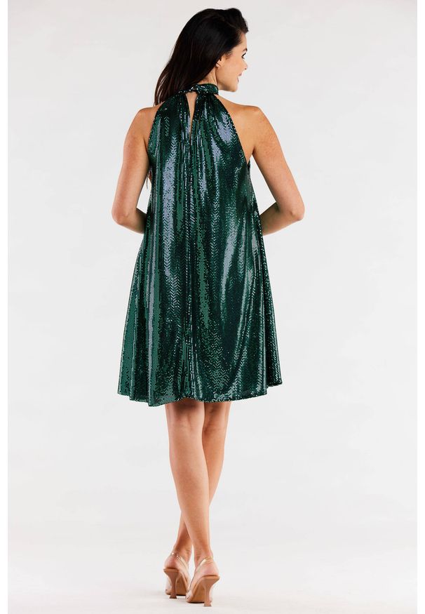 Sukienki.shop - Sukienka trapezowa z dekoltem halter neck błyszcząca zielona. Okazja: na ślub cywilny, na imprezę, na randkę, na wesele. Typ kołnierza: dekolt halter. Kolor: zielony. Typ sukienki: trapezowe. Styl: wizytowy