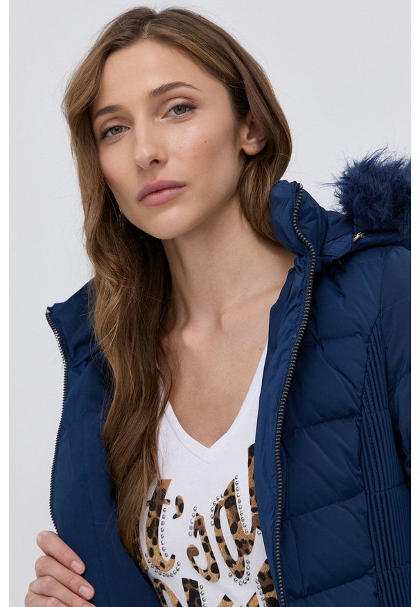 Guess Kurtka puchowa damska przejściowa. Okazja: na co dzień. Kolor: niebieski. Materiał: puch. Styl: casual