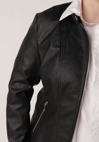 Born2be - Czarna Kurtka Ramoneska o Klasycznym Kroju ze Stójką na Nap Zeaniel. Okazja: na spacer, na co dzień. Typ kołnierza: kołnierzyk stójkowy. Kolekcja: plus size. Kolor: czarny. Materiał: poliester, skóra, jeans. Styl: klasyczny #3