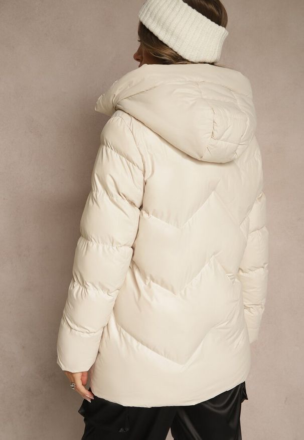 Renee - Ciemnobeżowa Kurtka Pikowana z Kapturem i Sznurkami Oleanesa. Okazja: na co dzień. Typ kołnierza: kaptur. Kolor: beżowy. Materiał: jeans. Styl: sportowy, casual