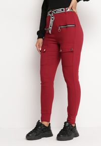 Born2be - Bordowe Spodnie Gumką w Pasie i Suwakiem Prestoria. Kolor: czerwony. Wzór: nadruk, aplikacja #1