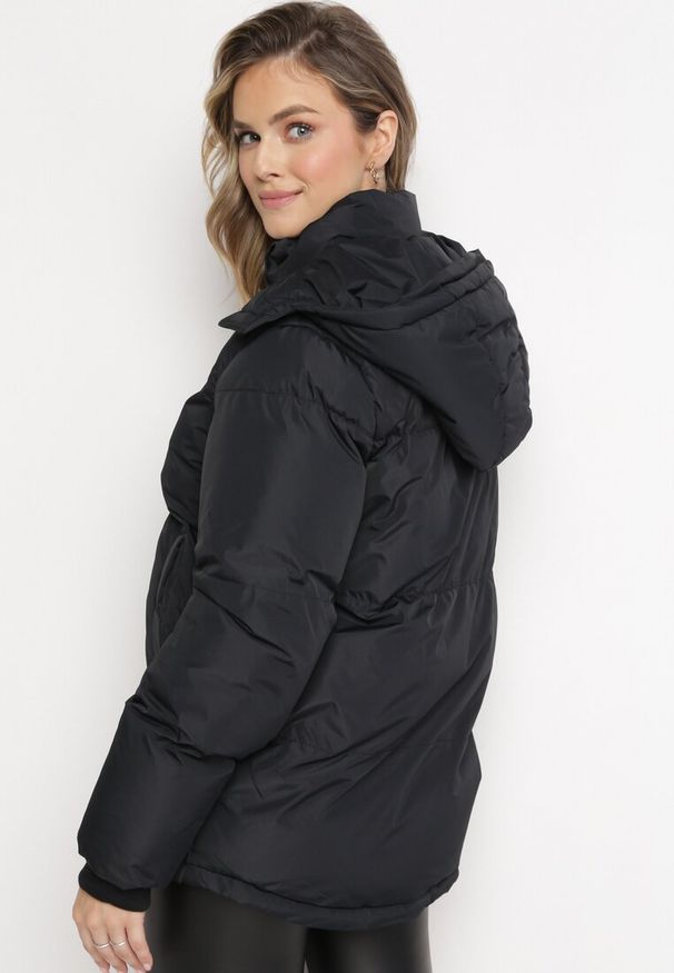 Born2be - Czarna Pudełkowa Kurtka Pikowana z Kapturem Anena. Typ kołnierza: kaptur. Kolor: czarny. Styl: elegancki