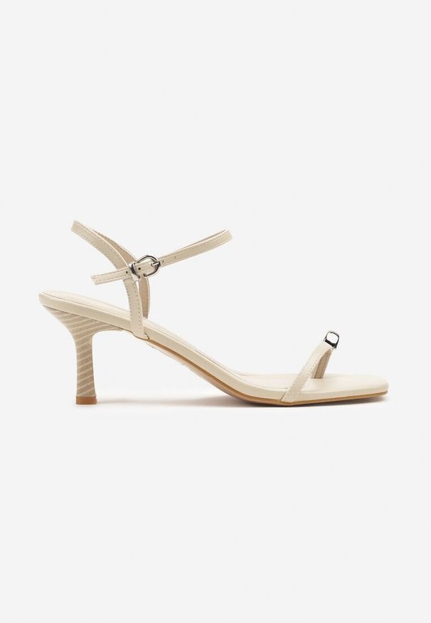 Born2be - Jasnobeżowe Sandały Japonki na Obcasie z Ozdobną Wstawką na Palec Senovella. Okazja: na co dzień. Nosek buta: otwarty. Kolor: beżowy. Materiał: jeans. Obcas: na obcasie. Styl: elegancki, casual, klasyczny. Wysokość obcasa: średni