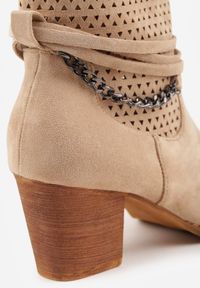 Born2be - Ciemnobeżowe Ażurowe Botki Vices na Obcasie Ozdobione Paskami Mirfedi. Zapięcie: pasek. Kolor: beżowy. Materiał: jeans. Wzór: ażurowy, aplikacja. Obcas: na obcasie. Styl: elegancki, wizytowy. Wysokość obcasa: średni #6