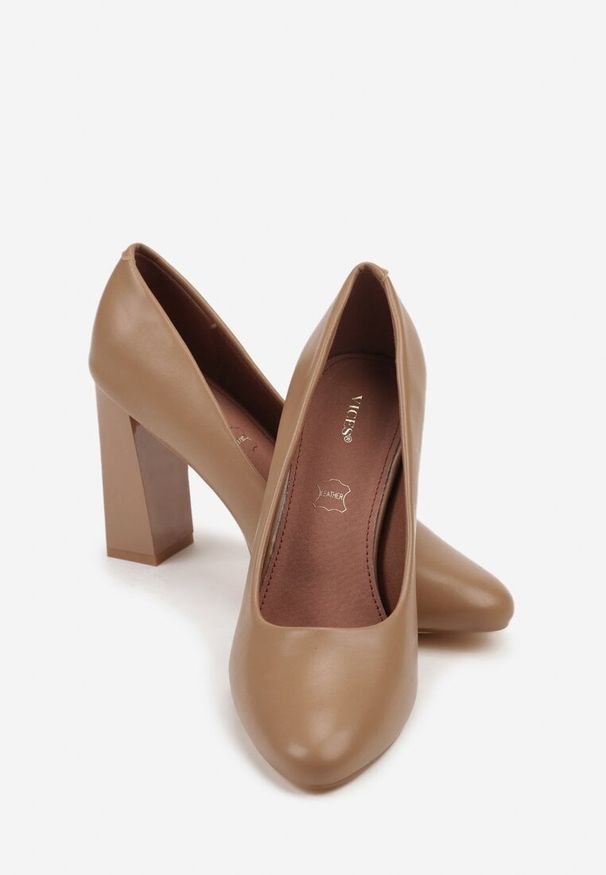 Born2be - Ciemnobeżowe Czółenka Vices na Klockowym Obcasie z Wkładką ze Skóry Naturalnej Essenia. Okazja: na randkę. Kolor: beżowy. Materiał: skóra. Obcas: na obcasie. Wysokość obcasa: średni