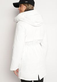 Born2be - Biała Kurtka Parka z Kapturem i Ozdobną Zawieszką Ściągana w Pasie Zerilie. Okazja: na co dzień, na spacer. Typ kołnierza: kaptur. Kolor: biały. Materiał: jeans. Styl: klasyczny, casual, elegancki #5