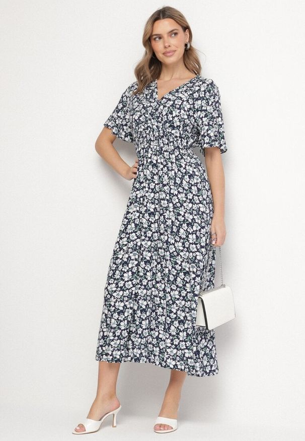 Born2be - Granatowa Kopertowa Sukienka w Kwiatowy Wzór o Rozkloszowanym Kroju Valriz. Okazja: na randkę, na co dzień, na spotkanie biznesowe. Typ kołnierza: dekolt w serek. Kolor: niebieski. Długość rękawa: krótki rękaw. Wzór: kwiaty. Typ sukienki: kopertowe. Styl: klasyczny, casual, elegancki, biznesowy