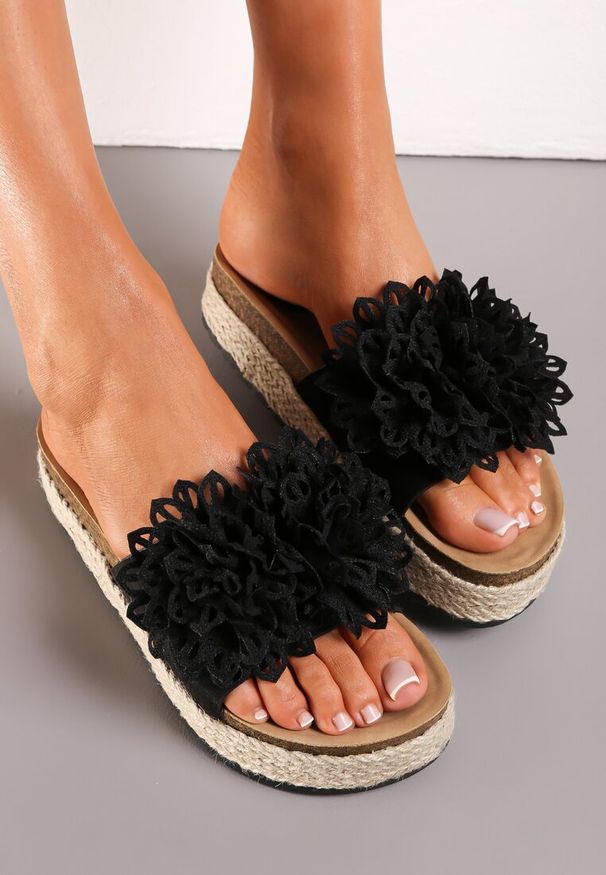Renee - Czarne Klapki z Kwiatem na Pasku i Plecionką na Korkowej Podeszwie Presta. Kolor: czarny. Wzór: kwiaty