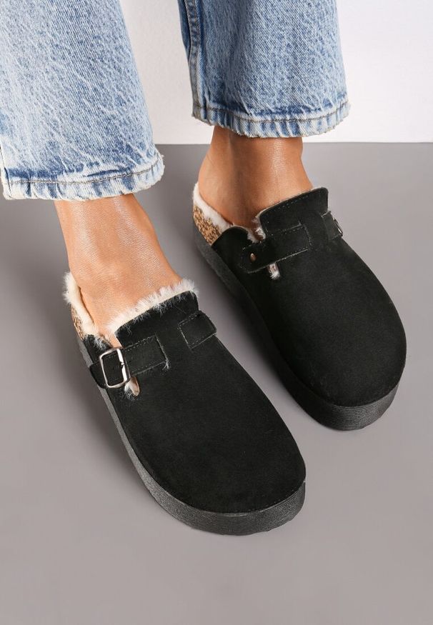 Born2be - Czarne Klapki na Grubej Podeszwie z Futerkiem i Klamrą Sinilith. Okazja: na co dzień. Kolor: czarny. Materiał: futro. Styl: elegancki, casual