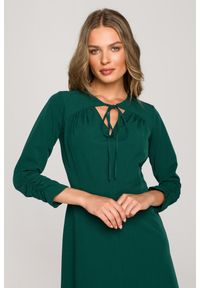 Stylove - Elegancka sukienka trapezowa z marszczeniami klasyczna zielona. Okazja: do pracy. Kolor: zielony. Typ sukienki: trapezowe. Styl: klasyczny, elegancki