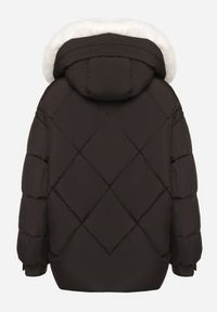 Born2be - Czarna Pikowana Kurtka z Kapturem i Grubym Futrzanym Obszyciem z Możliwością Odpięcia Izarida. Typ kołnierza: kaptur. Kolor: czarny. Materiał: futro. Długość rękawa: długi rękaw. Długość: długie. Styl: elegancki, klasyczny #6