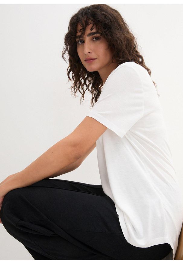 bonprix - Długi T-shirt z miękkiej wiskozy. Kolor: biały. Materiał: wiskoza. Długość: długie