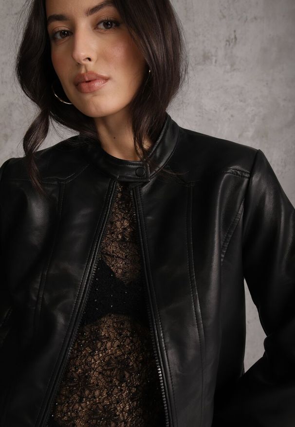 Renee - Czarna Taliowana Kurtka Ramoneska Y2K ze Stójką Fezilae. Okazja: na co dzień. Typ kołnierza: kołnierzyk stójkowy. Kolor: czarny. Materiał: poliester, skóra. Sezon: lato. Styl: casual, elegancki