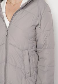 Born2be - Jasnoszara Kurtka z Pikowanymi Przeszyciami i Odpinanym Kapturem Felanwen. Okazja: na co dzień. Kolor: szary. Materiał: jeans. Styl: casual, elegancki, sportowy #5