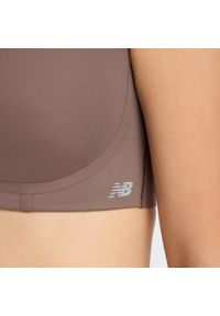 Biustonosz do biegania New Balance WB51052ABP – brązowy. Kolor: brązowy. Materiał: tkanina, materiał, poliester, skóra, lycra. Wzór: gładki #6