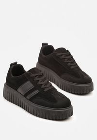 Renee - Czarne Sneakersy na Tłoczonej Platformie z Paskami Rilasena. Okazja: na co dzień. Zapięcie: pasek. Kolor: czarny. Wzór: paski. Obcas: na platformie #5