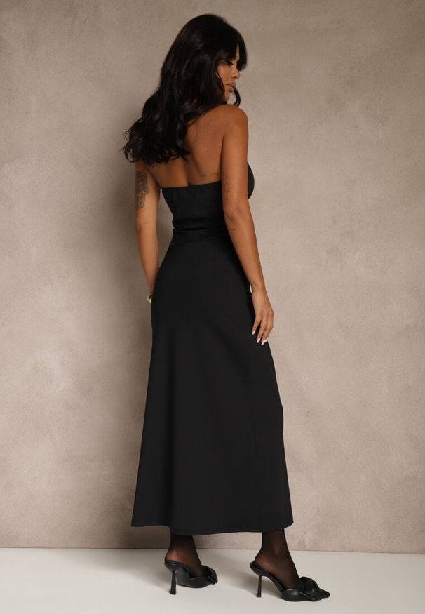 Renee - Czarna Wieczorowa Sukienka Halter z Odkrytymi Plecami Sewsara. Typ kołnierza: dekolt halter. Kolor: czarny. Styl: wizytowy