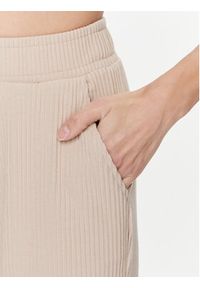 Guess Spodnie dresowe Aislin V4RB01 KC2T0 Beżowy Regular Fit. Kolor: beżowy. Materiał: syntetyk #4