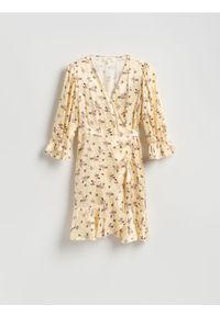 Reserved - Wiskozowa sukienka w kwiaty - jasnożółty. Kolor: żółty. Materiał: wiskoza. Wzór: kwiaty. Typ sukienki: kopertowe #1