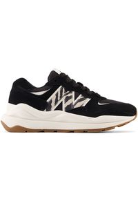 Buty damskie New Balance W5740APA – czarne. Okazja: na co dzień. Kolor: czarny. Materiał: dresówka, guma, syntetyk, zamsz, materiał, skóra. Szerokość cholewki: normalna