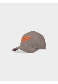 4F JUNIOR - Czapka z daszkiem strapback chłopięca - brązowa. Kolor: brązowy. Materiał: materiał, bawełna. Wzór: haft. Sezon: lato. Styl: sportowy #1