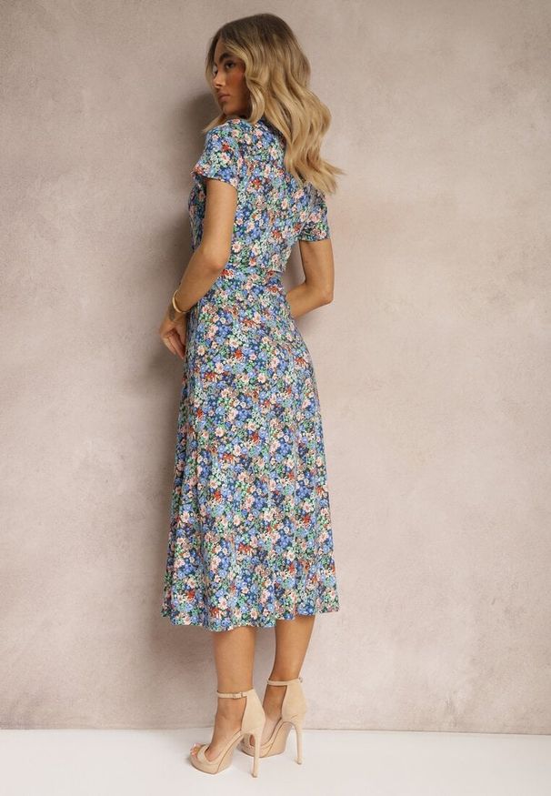 Renee - Niebieska Rozkloszowana Sukienka z Wiskozą Zapinana na Guziki Ozdobiona Paskiem Dimica. Okazja: na co dzień. Typ kołnierza: dekolt w kształcie V. Kolor: niebieski. Materiał: wiskoza. Długość rękawa: krótki rękaw. Wzór: aplikacja. Styl: casual, klasyczny