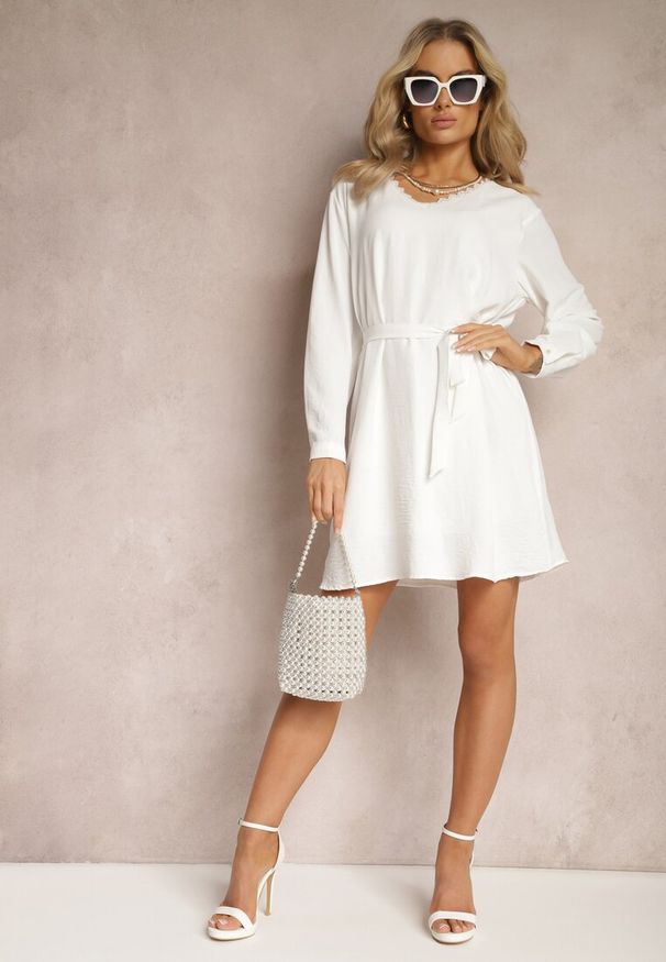 Renee - Biała Mini Sukienka Rozkloszowana z Koronkową Aplikacją i Paskiem Ailetras. Kolor: biały. Materiał: koronka. Wzór: aplikacja. Długość: mini