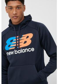 New Balance bluza treningowa Tenacity męska kolor granatowy z kapturem z nadrukiem. Typ kołnierza: kaptur. Kolor: niebieski. Materiał: materiał. Długość rękawa: raglanowy rękaw. Wzór: nadruk