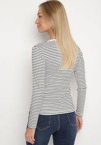 Born2be - Biała Bluzka Typu Longsleeve w Paski Ozdobiona Cyrkoniami Ralinella. Okazja: na co dzień. Kolor: biały. Materiał: jeans. Długość rękawa: długi rękaw. Wzór: paski, aplikacja. Styl: elegancki, casual, klasyczny #3