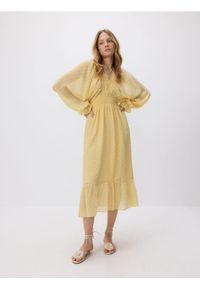 Reserved - Sukienka midi z falbankami - jasnożółty. Typ kołnierza: kołnierz z falbankami. Kolor: żółty. Materiał: tkanina. Długość: midi #1