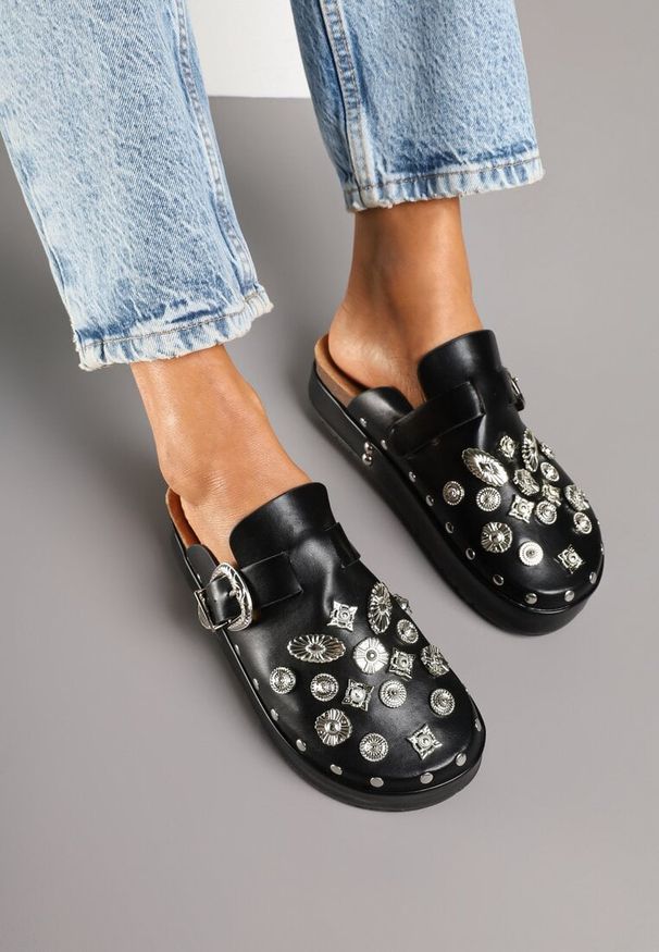 Renee - Czarne Rockowe Klapki Mule Zdobione Klamrami i Biżuteryjnymi Aplikacjami Tidanoriel. Kolor: czarny. Materiał: jeans, skóra. Wzór: aplikacja. Obcas: na płaskiej podeszwie. Styl: rockowy