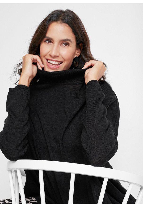 bonprix - Sweter poncho z golfem i asymetryczną linią dołu. Typ kołnierza: golf. Kolor: czarny