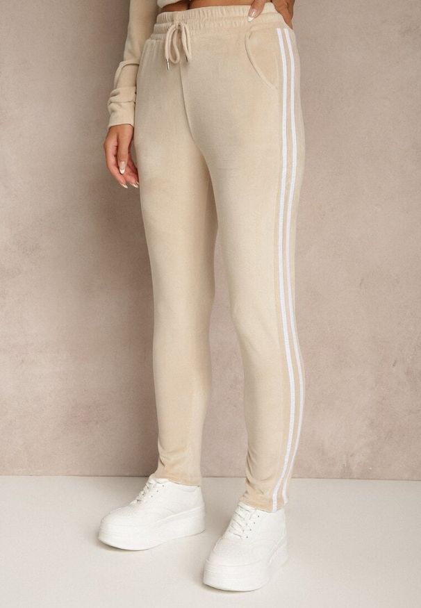 Renee - Beżowy 2-Częściowy Komplet Dresowy z Weluru z Ozdobnymi Lampasami Bluza i Spodnie Anelpe. Kolor: beżowy. Materiał: welur, dresówka