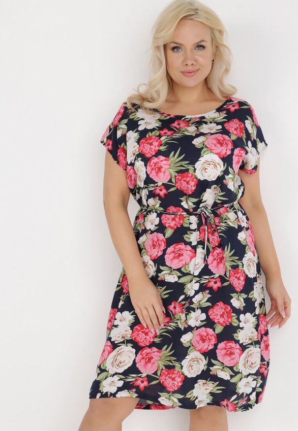 Born2be - Granatowa Sukienka Endiore. Okazja: na randkę, na ślub cywilny, na wesele. Kolekcja: plus size. Kolor: różowy. Wzór: nadruk, aplikacja, kwiaty. Typ sukienki: dla puszystych. Materiał: tkanina. Długość rękawa: krótki rękaw. Sezon: lato. Długość: midi