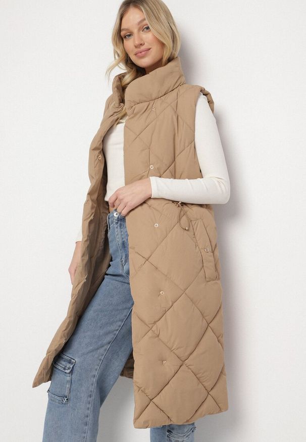 Born2be - Ciemnobeżowa Pikowana Kamizelka o Długim Kroju ze Stójką i Kieszeniami Avatheia. Okazja: na co dzień. Typ kołnierza: kołnierzyk stójkowy. Kolor: beżowy. Materiał: jeans. Długość: długie. Wzór: aplikacja. Styl: klasyczny, casual, elegancki