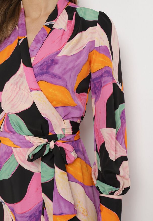 Born2be - Czarno-Różowa Kopertowa Sukienka Midi z Abstrakcyjnym Wzorem i Paskiem w Talii Norahia. Okazja: na co dzień. Kolor: czarny. Wzór: nadruk. Typ sukienki: kopertowe. Styl: elegancki, casual. Długość: midi