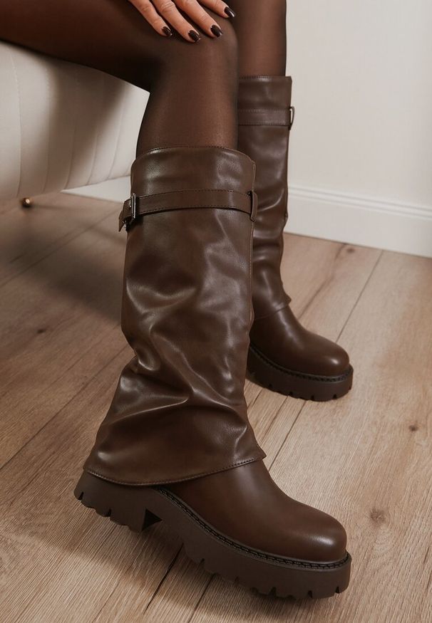 Born2be - Ciemnobrązowe Marszczone Kozaki VICES z Wywiniętą Cholewką z Klamerką Talles. Okazja: na co dzień. Zapięcie: bez zapięcia. Kolor: brązowy. Materiał: jeans, skóra. Szerokość cholewki: normalna. Styl: casual, klasyczny