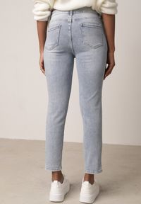 Born2be - Niebieskie Bawełniane Jeansy o Klasycznym KrojuVimavies. Stan: podwyższony. Kolor: niebieski. Wzór: koronka. Styl: klasyczny #4