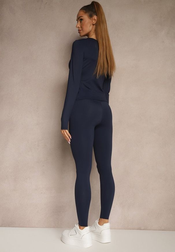 Renee - Granatowy Komplet Sportowy Legginsy i Top Typu Longsleeve Dorotia. Kolor: niebieski. Materiał: skóra