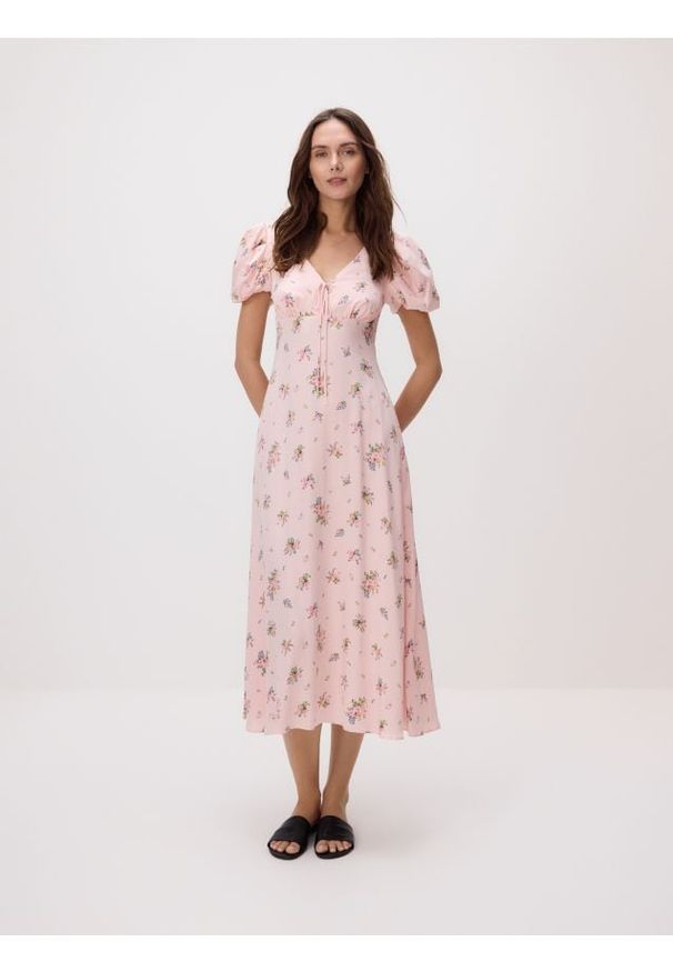Reserved - Sukienka w kwiaty - pastelowy róż. Kolor: różowy. Materiał: wiskoza, tkanina. Wzór: kwiaty. Typ sukienki: proste