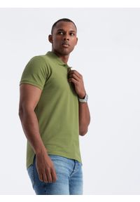 Ombre Clothing - Męska koszulka polo jednokolorowa BASIC z dzianiny pique - oliwkowa V21 - Rozmiar: S. Okazja: na co dzień. Typ kołnierza: polo. Kolor: oliwkowy. Materiał: dzianina. Wzór: haft, aplikacja, jednolity. Styl: sportowy, wizytowy, casual