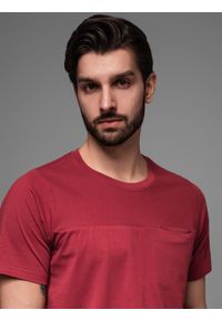 Ombre Clothing - T-shirt LOOSE FIT męski z kieszonką – czerwony V3 - Rozmiar: XL. Okazja: na co dzień. Kolor: czerwony. Materiał: prążkowany, bawełna. Wzór: aplikacja. Styl: klasyczny, casual #4