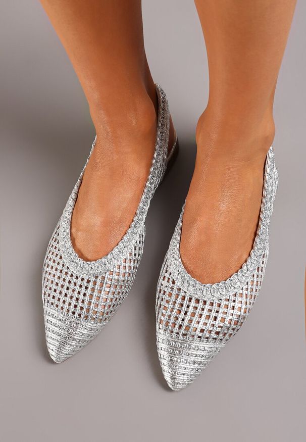 Renee - Srebrne Ażurowe Sandały z Odkrytą Piętą i Szpiczastym Noskiem Olpia. Nosek buta: szpiczasty. Zapięcie: sprzączka. Kolor: srebrny. Wzór: ażurowy. Sezon: lato. Obcas: na obcasie. Styl: elegancki. Wysokość obcasa: średni