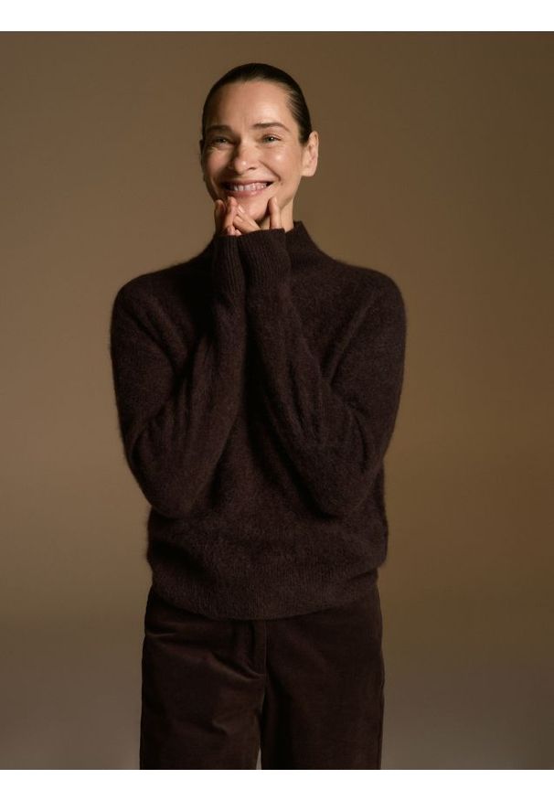 Reserved - Wełniany golf z dodatkiem kaszmiru - ciemnobrązowy. Typ kołnierza: golf. Kolor: brązowy. Materiał: wełna, kaszmir