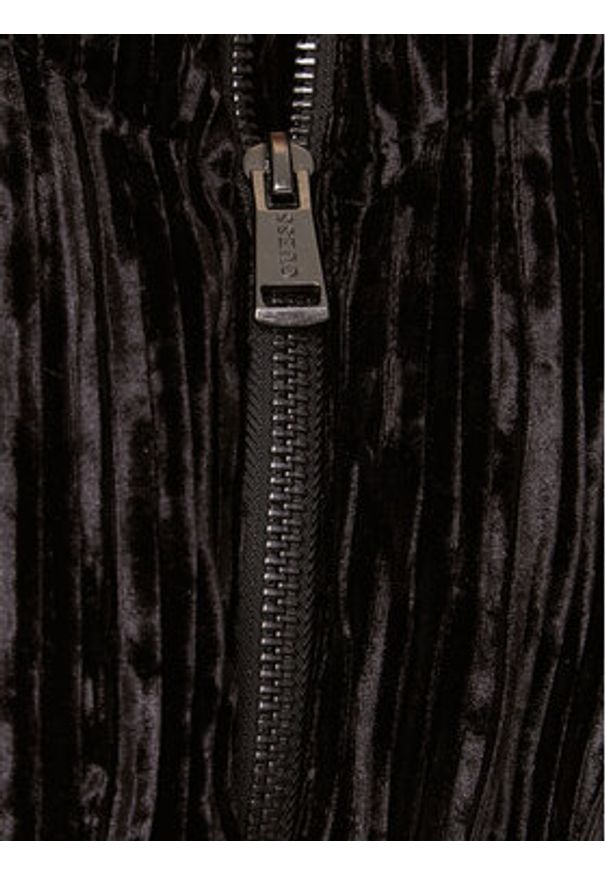 Guess Kurtka zimowa Roux W3BL10 KBWC2 Czarny Relaxed Fit. Kolor: czarny. Materiał: syntetyk. Sezon: zima