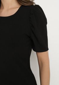 Born2be - Czarny Prążkowany T-shirt z Zakładkami przy Rękawach Kolanovia. Okazja: na co dzień. Kolor: czarny. Materiał: prążkowany. Styl: casual #5