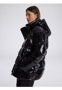 Reserved - Pikowana kurtka z paskiem - czarny. Kolor: czarny. Materiał: tkanina #1