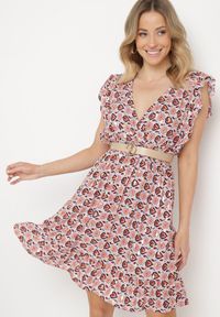 Born2be - Beżowo-Czerwona Sukienka Mini z Wiskozy w Mozaikowy Wzór z Gumką w Pasie Lariaa. Okazja: na co dzień. Typ kołnierza: dekolt w serek, kołnierz z falbankami. Kolor: beżowy. Materiał: wiskoza. Długość rękawa: na ramiączkach. Typ sukienki: rozkloszowane. Styl: elegancki, casual. Długość: mini #1