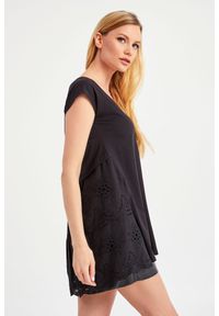 Twinset Milano - TOP TWINSET ACTITUDE. Materiał: koronka, bawełna. Długość rękawa: krótki rękaw. Długość: krótkie. Wzór: koronka, gładki #4