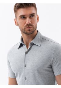 Ombre Clothing - Dzianinowa męska koszula slim fit z krótkim rękawem i kołnierzykiem – szara V5 - Rozmiar: L. Typ kołnierza: polo. Kolor: szary. Materiał: dzianina. Długość rękawa: krótki rękaw. Długość: krótkie. Styl: sportowy, elegancki #1